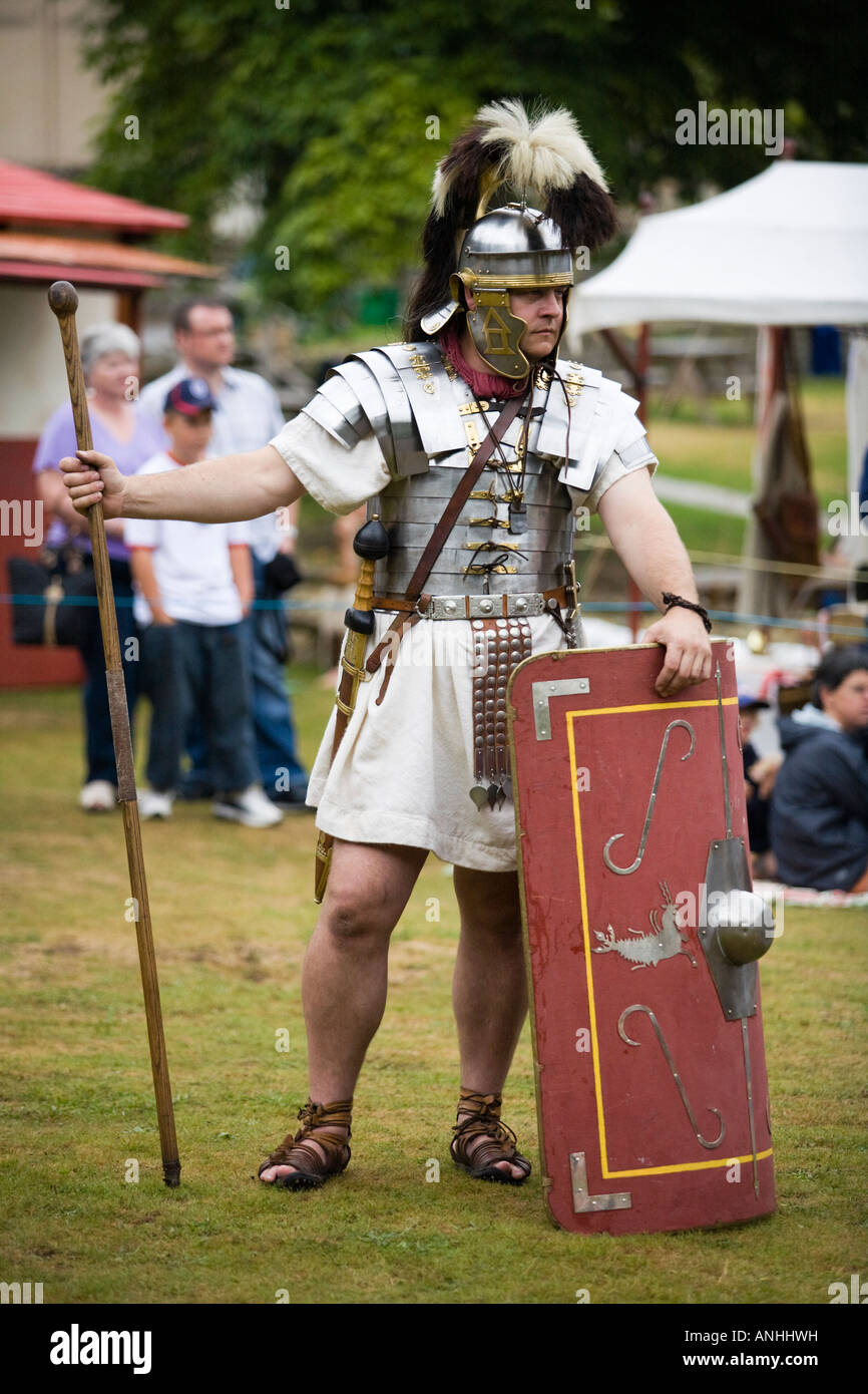 Uomo vestito come un soldato romano, Chedworth Villa, Gloucestershire, Regno Unito Foto Stock