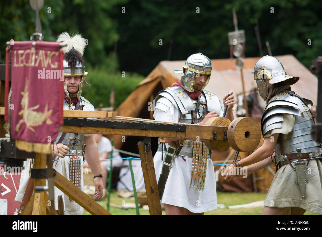 Gli attori dimostrano l'uso del ballista presso un esercito romano, la rievocazione Chedworth Villa, Gloucestershire, Regno Unito Foto Stock