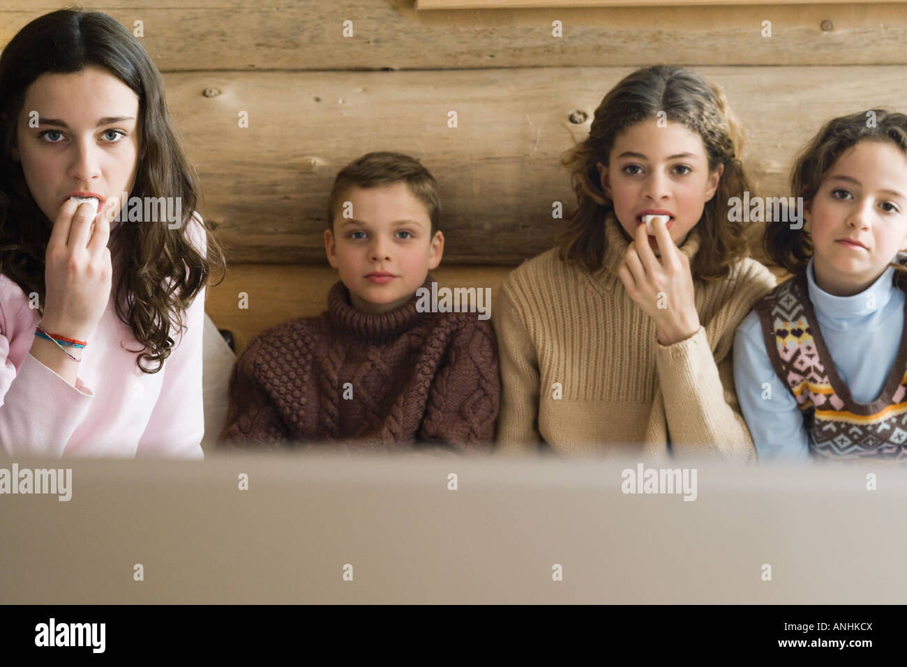 Le Ragazze Adolescenti E Giovani Un Ragazzo E Una Ragazza Guardando La Tv Insieme E Snacking Vista Frontale Foto Stock Alamy
