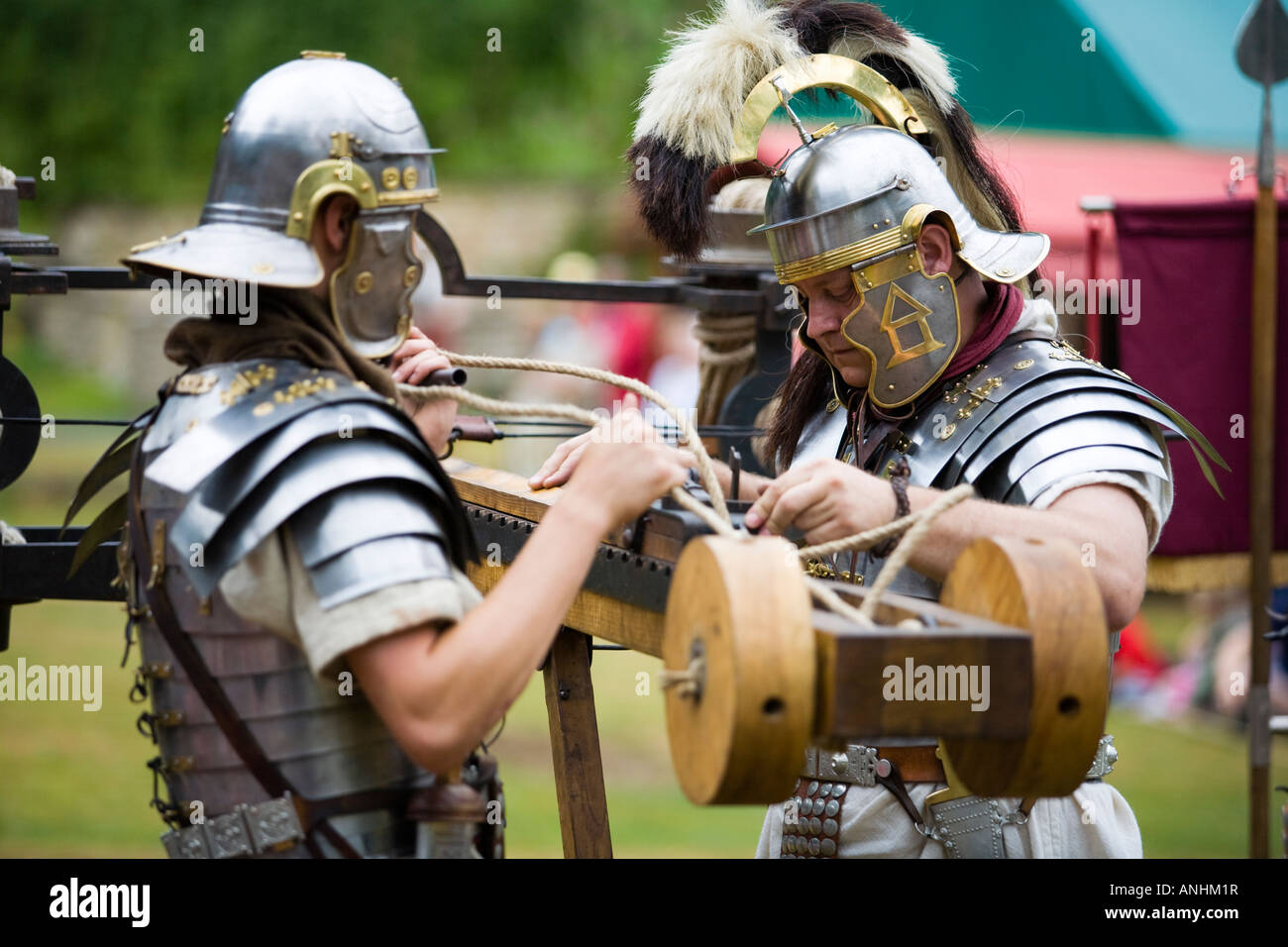 Gli attori dimostrano l'uso del ballista presso un esercito romano, la rievocazione Chedworth Villa, Gloucestershire, Regno Unito Foto Stock