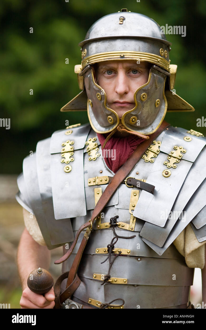Un reenactor vestito come un soldato romano, Chedworth, Gloucestershire, Regno Unito Foto Stock
