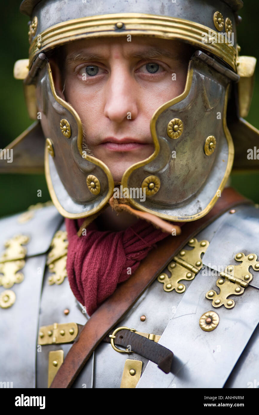Un reenactor vestito come un soldato romano, Chedworth, Gloucestershire, Regno Unito Foto Stock