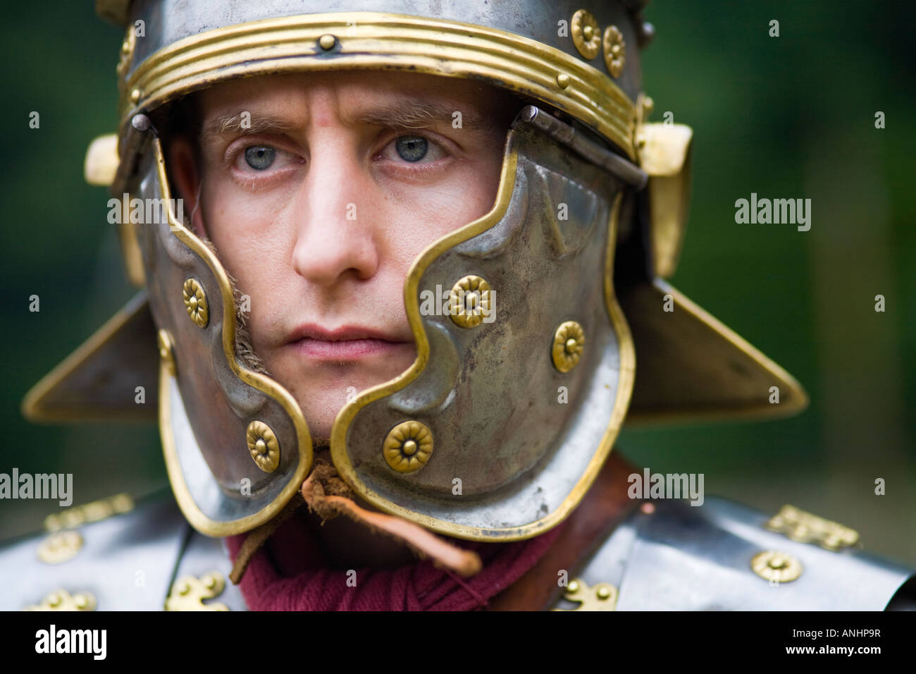 Un reenactor vestito come un soldato romano, Chedworth, Gloucestershire, Regno Unito Foto Stock