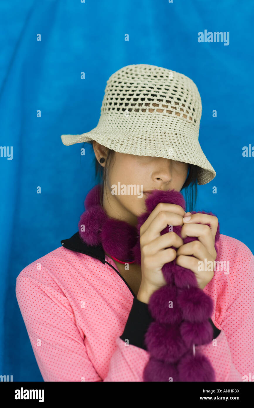 Ragazza con il cappello che copre gli occhi, tenendo boa, ritratto Foto  stock - Alamy