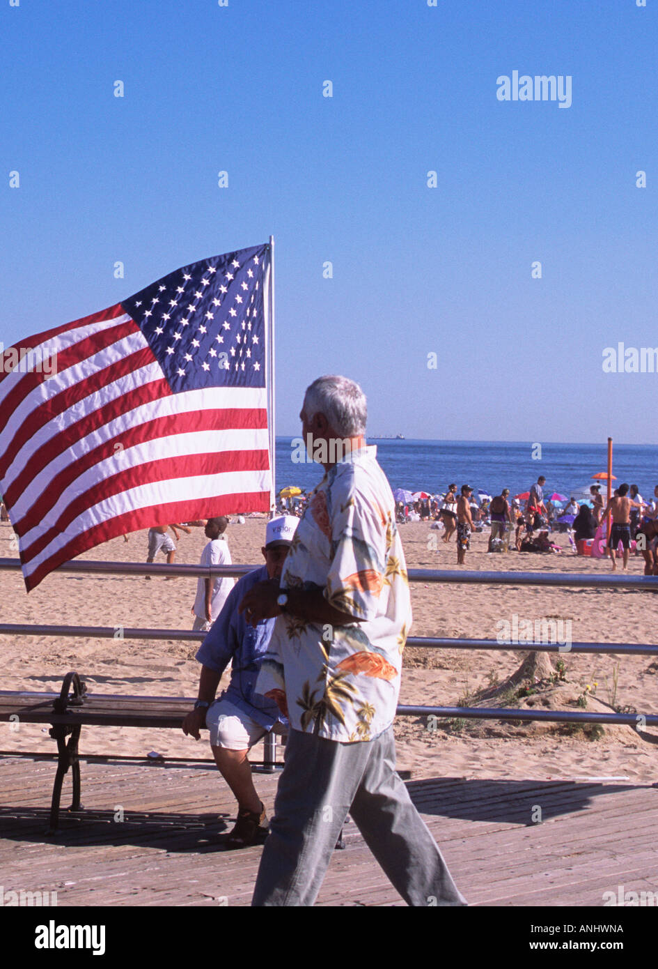 Boardwalk Coney Island Amusement Park, Brooklyn New York City, bandiera americana sul lungomare. Ondata di caldo o ondata di caldo, clima caldo sulla spiaggia USA Foto Stock