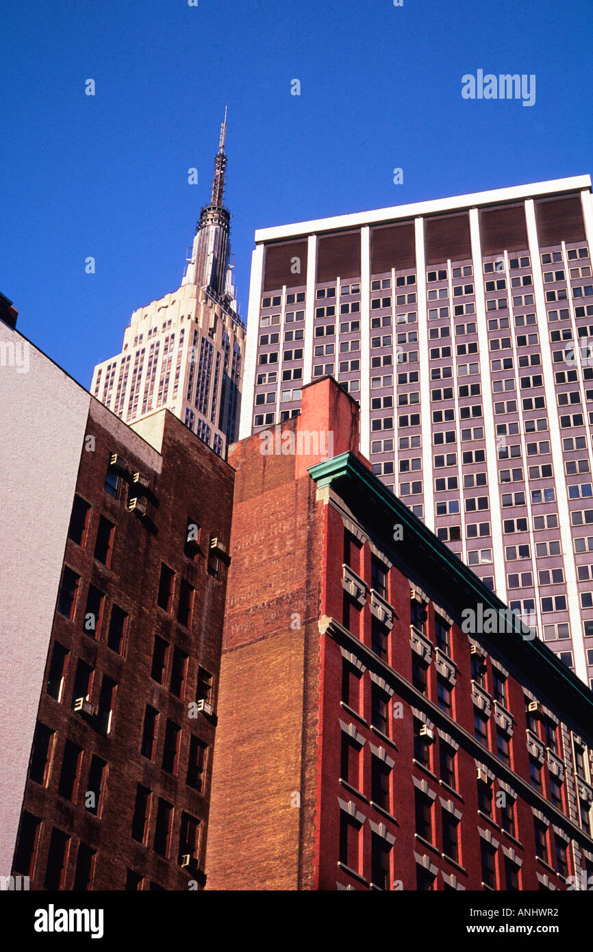 Stati Uniti d'America New York City Midtown Manhattan La Empire State Building visto dalla Sesta Avenue Foto Stock