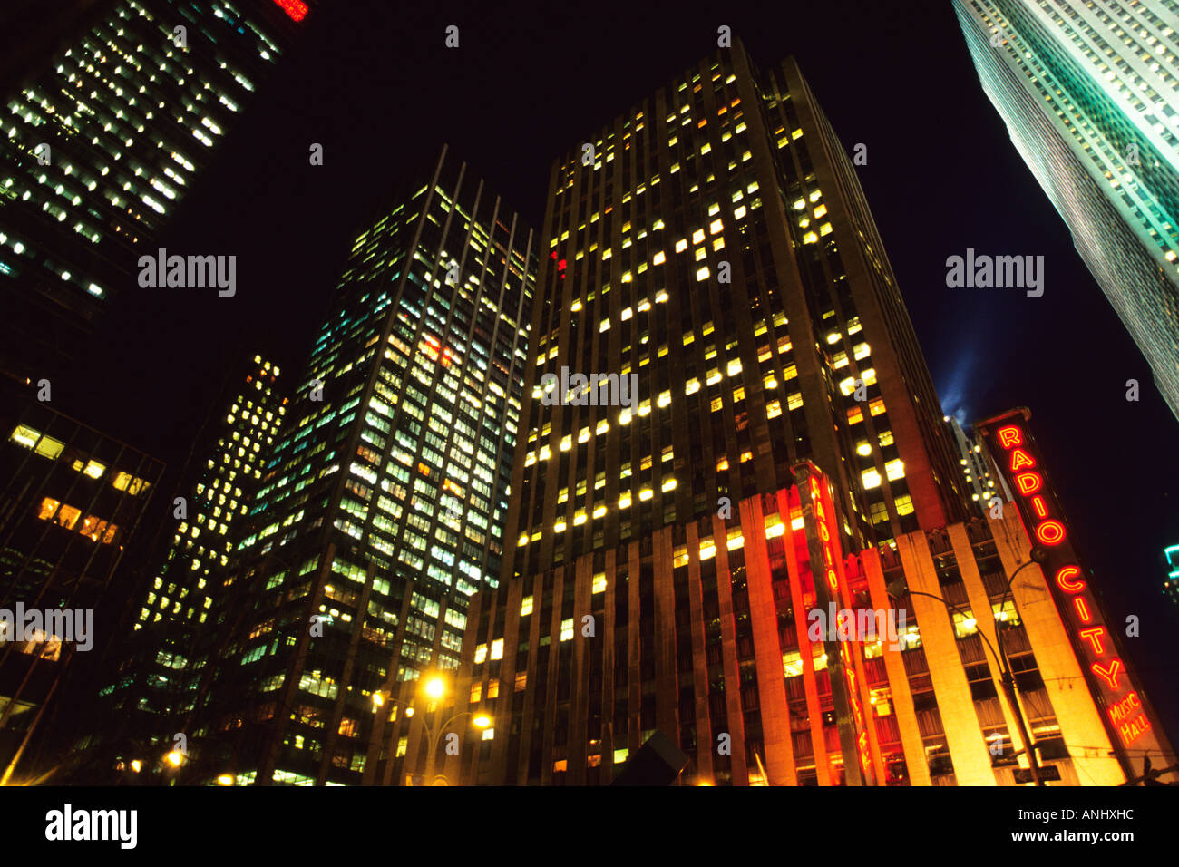 New York City Rockefeller Center radio City Music Hall di notte. Midtown Manhattan, Sixth Avenue. Designato punto di riferimento di New York City nel 1978 Foto Stock