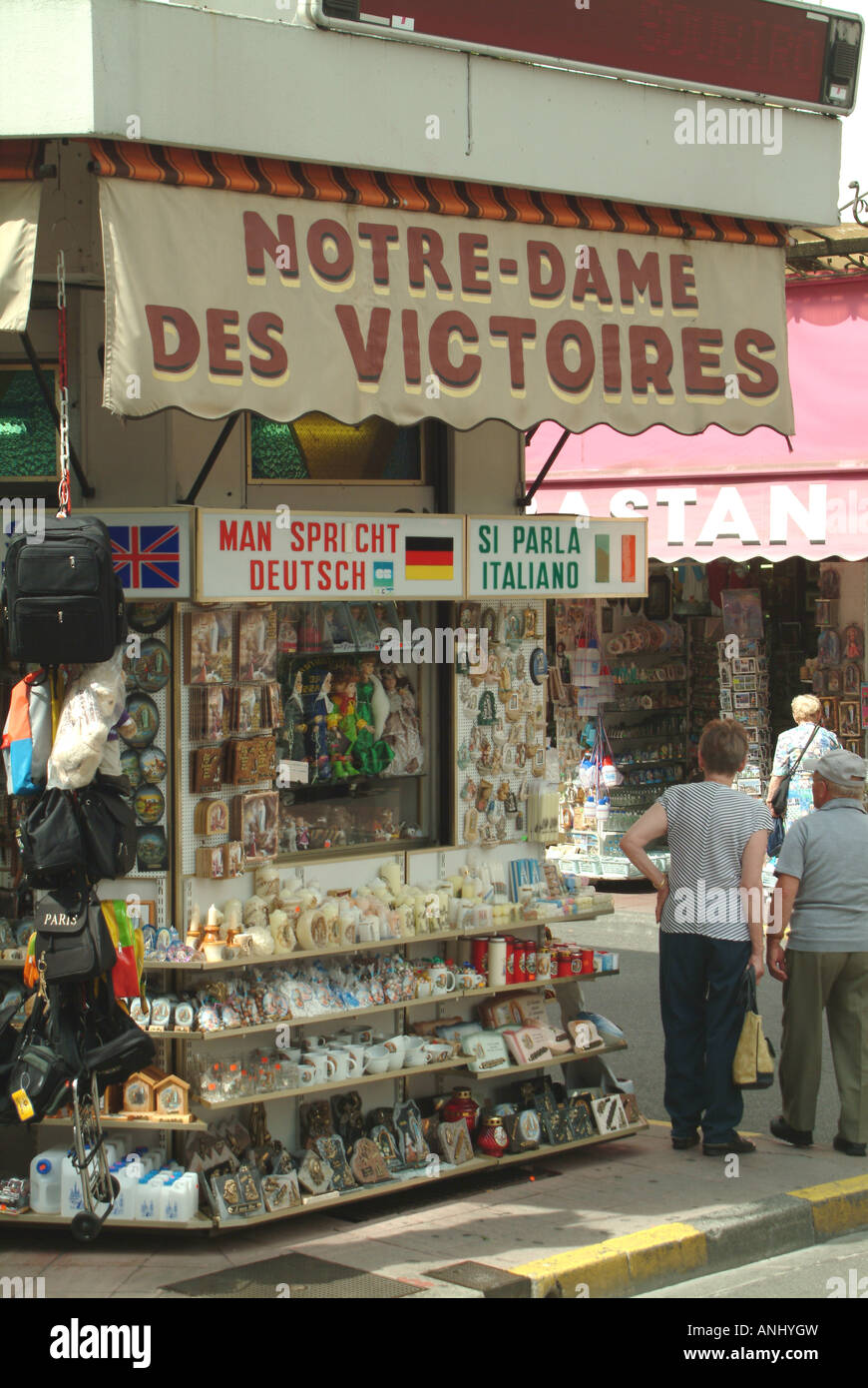 Lourdes hautes-pyrenees midi-Pyrenees Francia negozio di souvenir a Lourdes ogni lingua parlata nella causa della vendita di reliquie Foto Stock