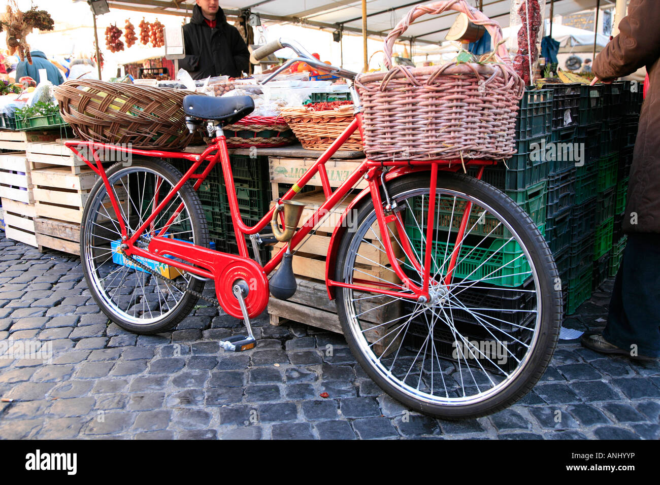 Pulsante rosso bike e cesto di paglia parcheggiato in piazza contro di  stallo di frutta Foto stock - Alamy
