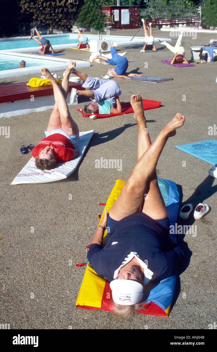 Senior maschi e femmine esercizio come parte di una routine quotidiana Sun City Florida Foto Stock