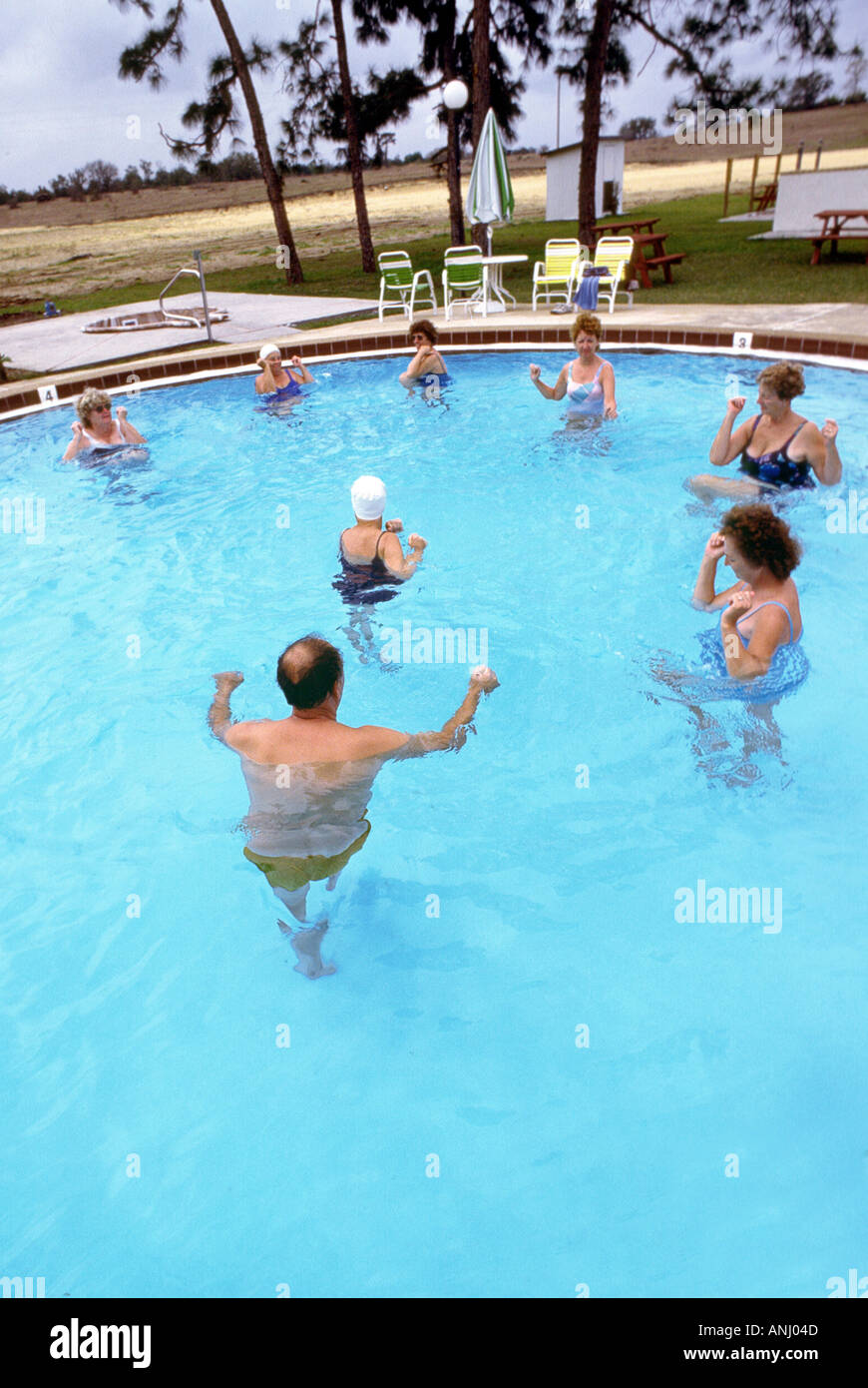 Senior maschi e femmine esercizio come parte di una routine quotidiana Sun City Florida Foto Stock