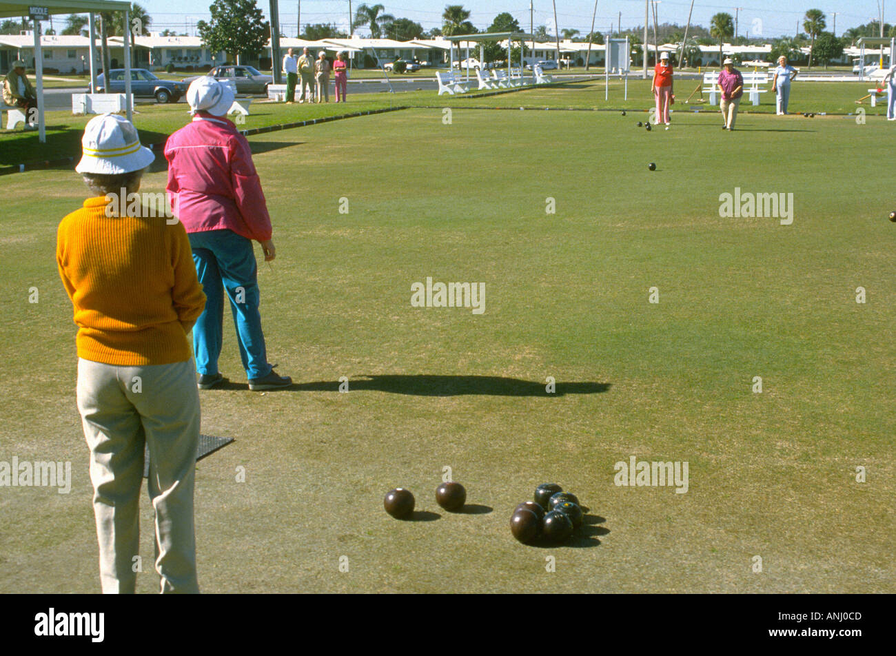 Femmine senior di partecipare a prato bowling in pensione di Sun City Florida Foto Stock