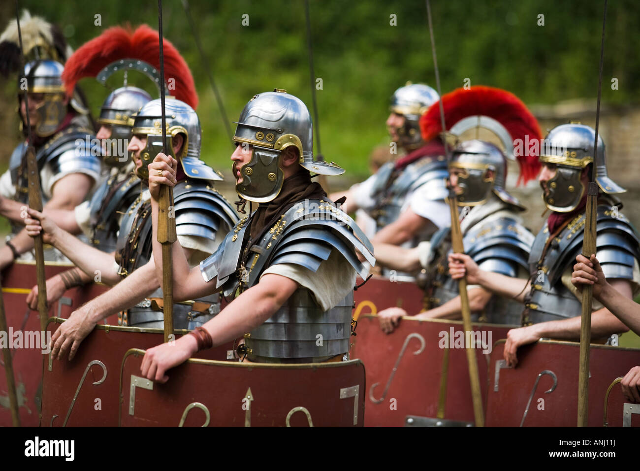 I soldati romani con scudi e armi a un esercito romano, la rievocazione Chedworth Villa, Gloucestershire, Regno Unito Foto Stock