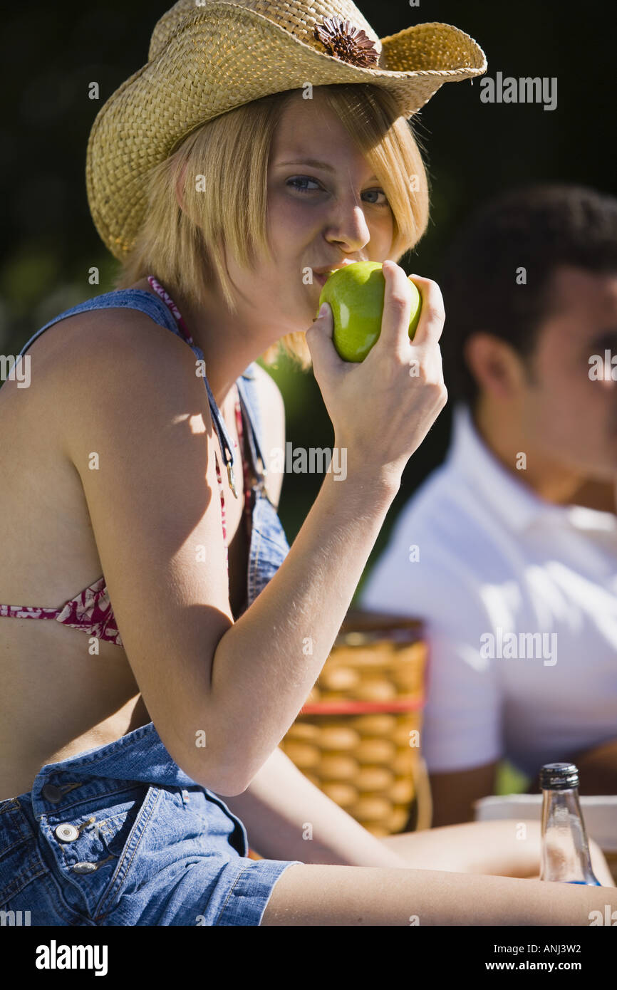 Giovane donna di mangiare un Apple Foto Stock