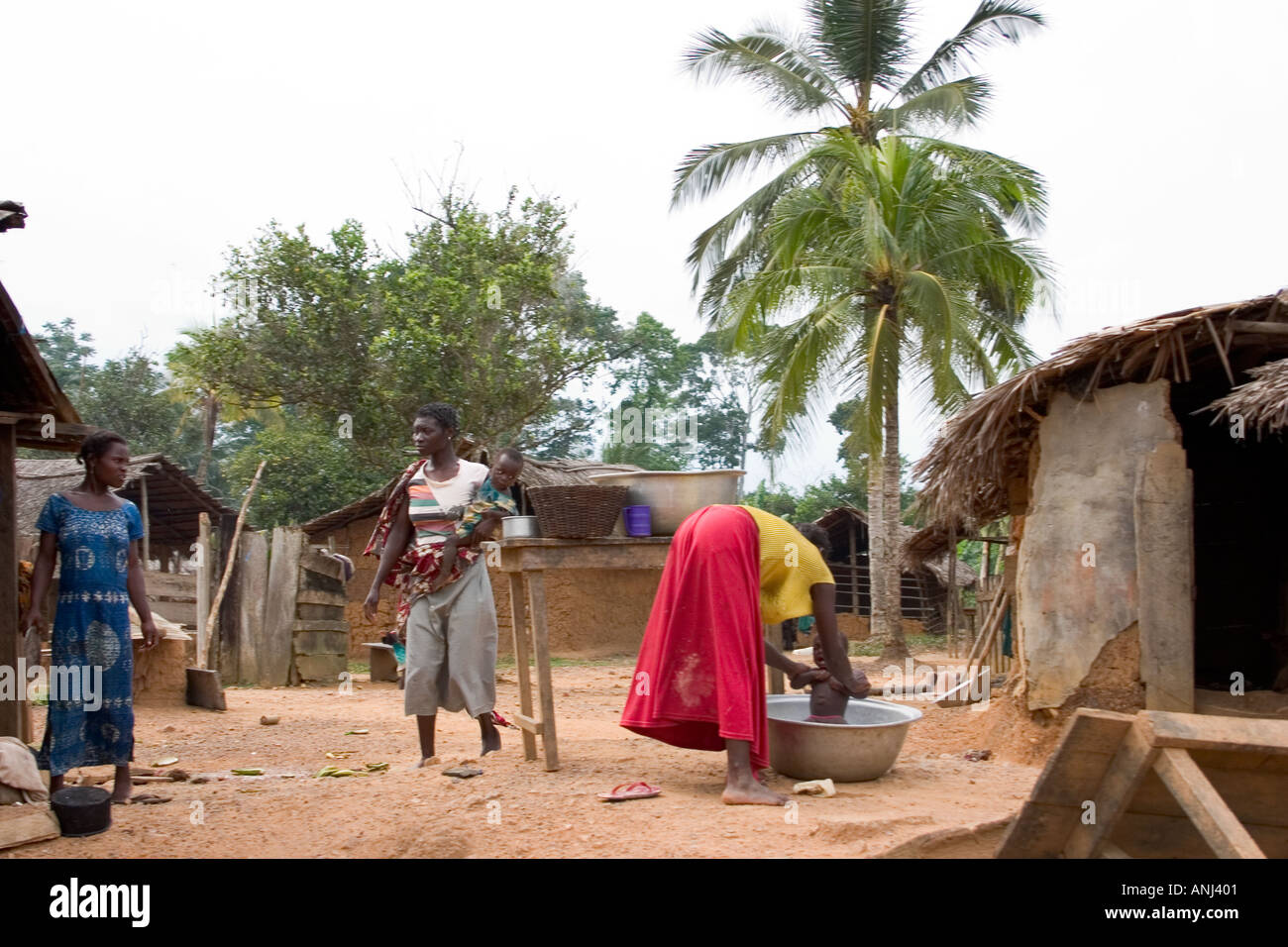 Bathtime per lattanti in un piccolo villaggio in Ghana centrale Foto Stock