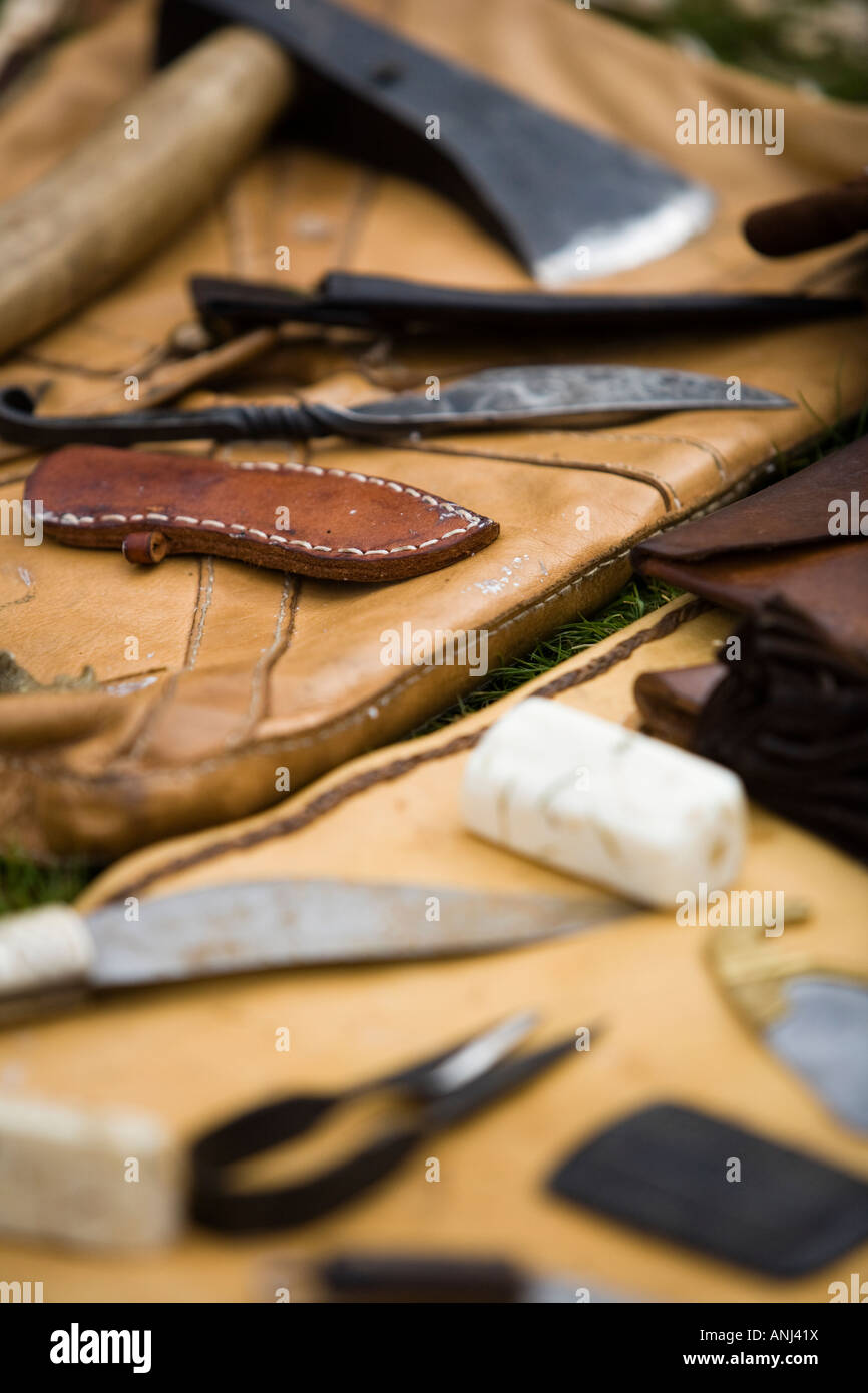 Repliche di un soldato romano gli strumenti a una rievocazione storica, Chedworth Villa, Gloucestershire, Regno Unito Foto Stock