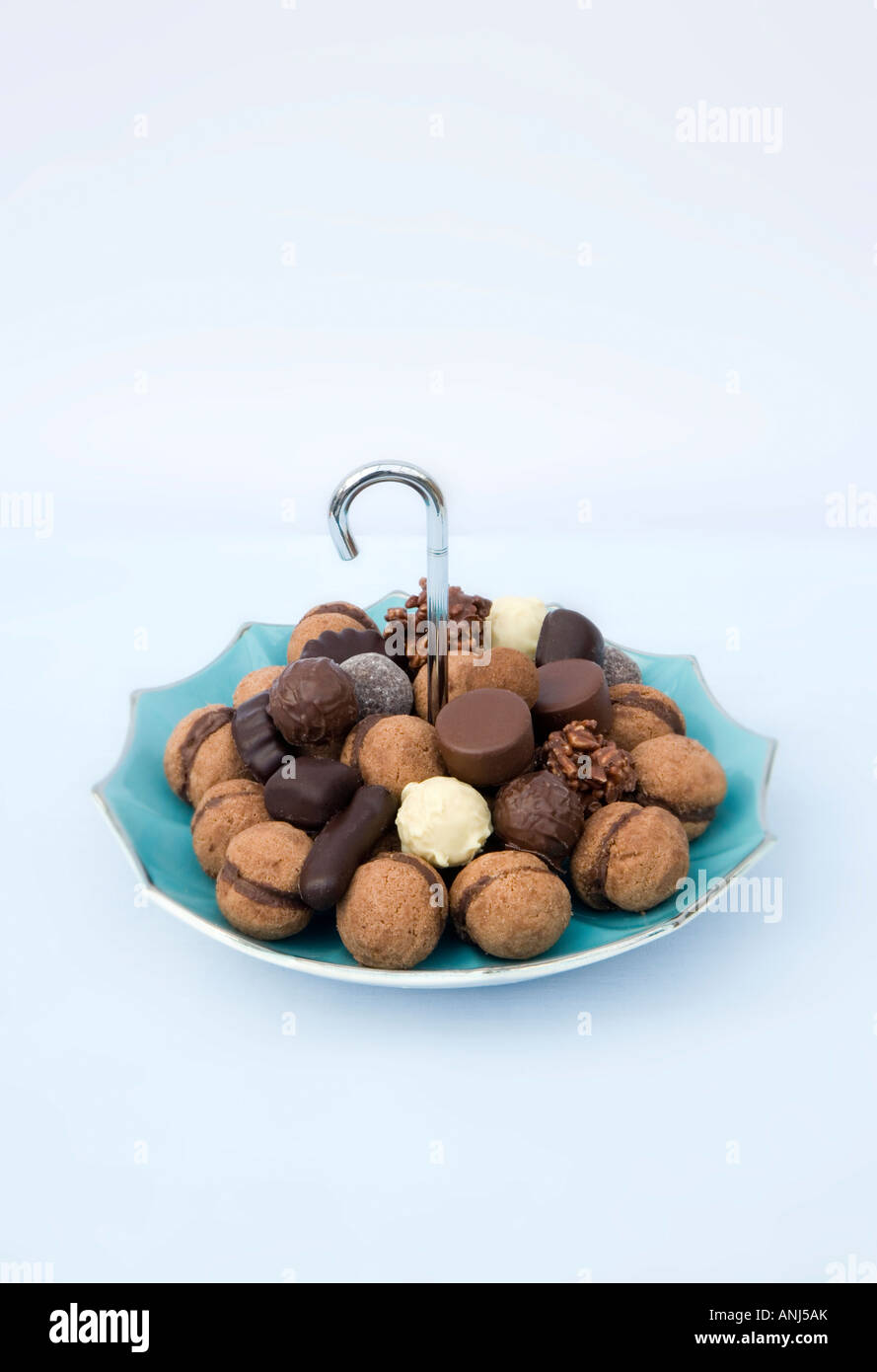 Cioccolatini in una vendemmia piatto di servizio Foto Stock