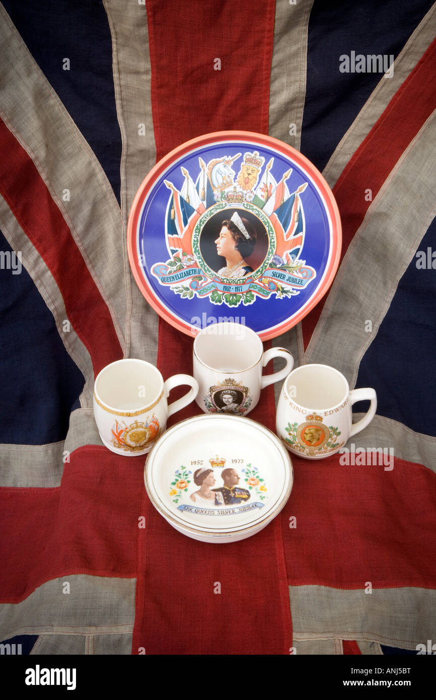 Vintage tazze commemorative, Cina ciotola e un biscotto stagno raffiguranti eventi Royal Foto Stock