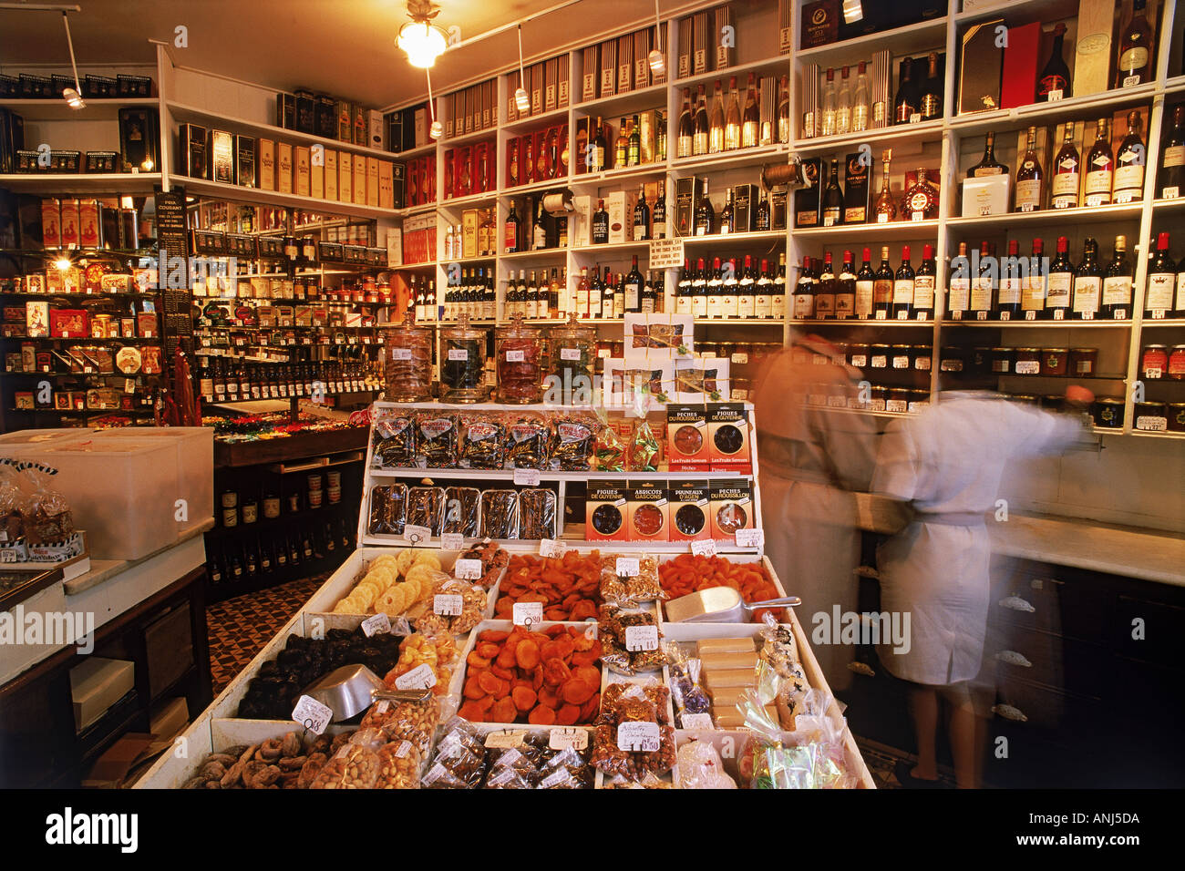 All'interno piccola epicerie o delicatessen in Parigi Foto Stock