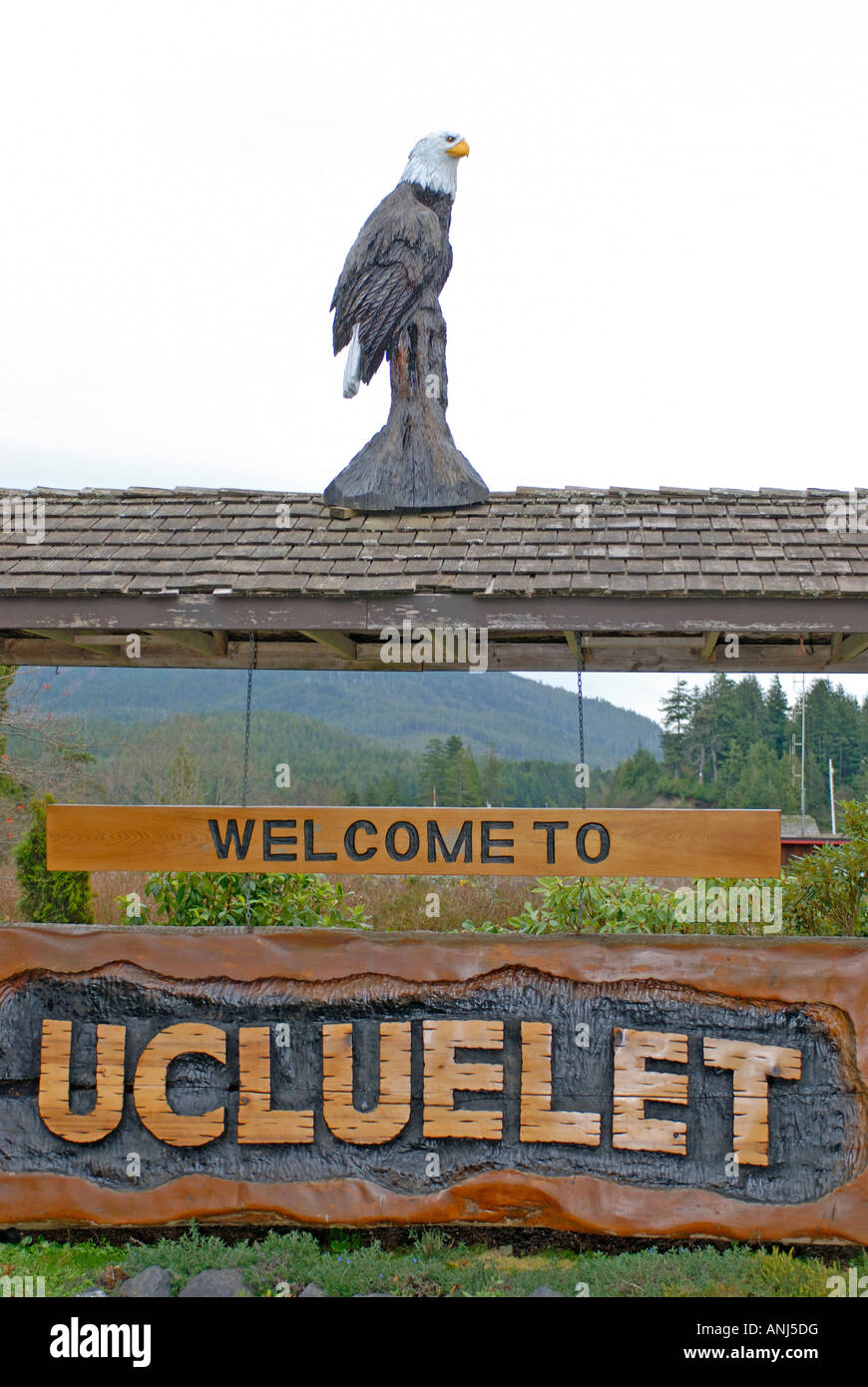 Visitatori segno di benvenuto all'ingresso Ucluelet sulla punta settentrionale dell'isola di Vancouver BC Canada Foto Stock