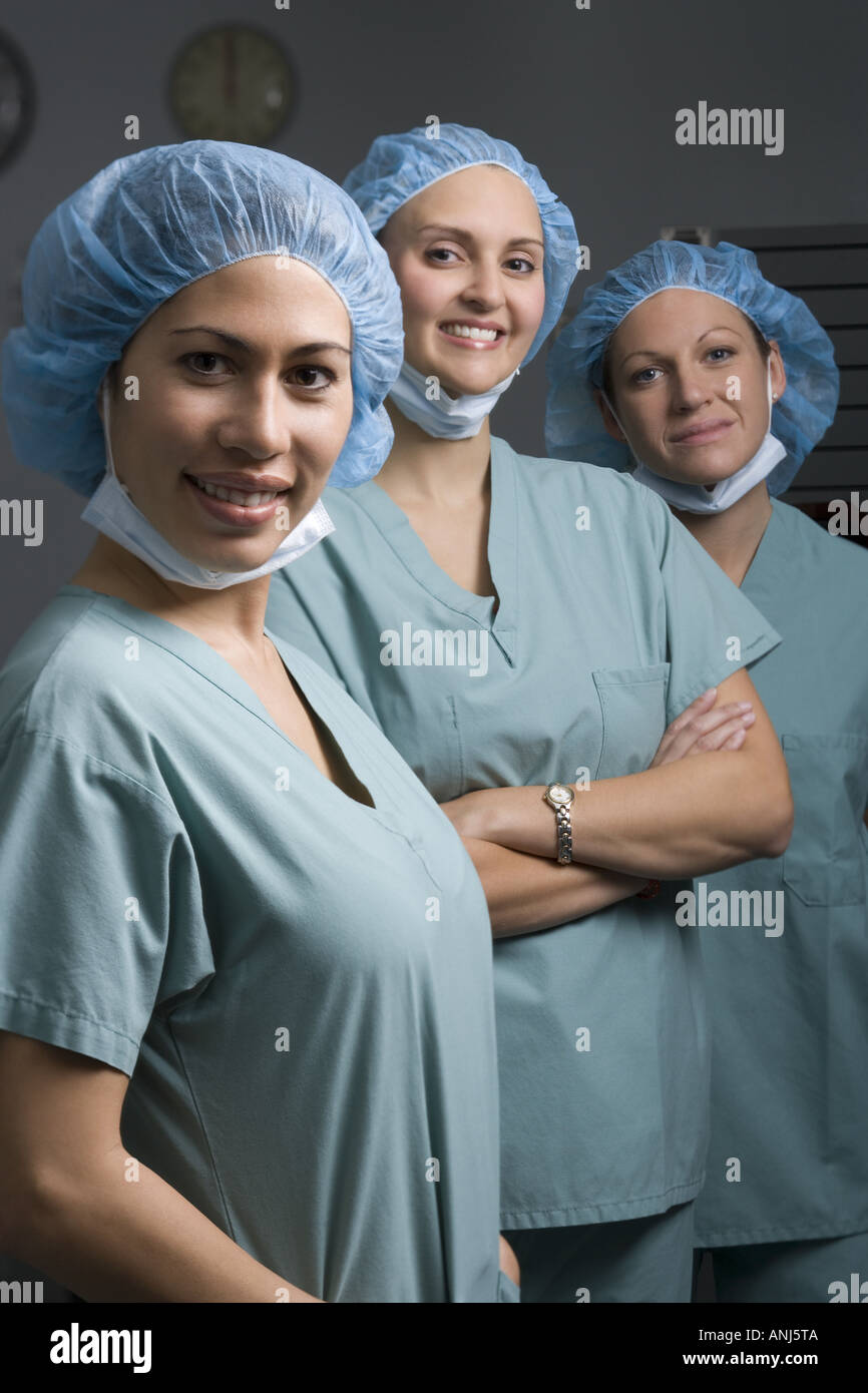 Ritratto di tre medici di sesso femminile sorridente Foto Stock