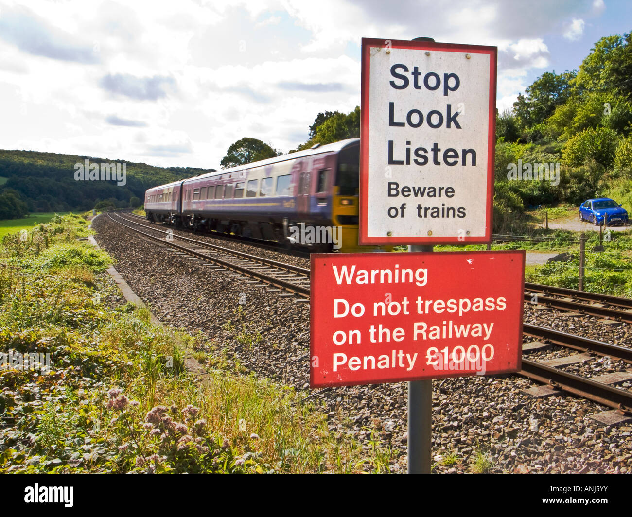 Nascosto in silenzio pericolo sulle ferrovie a Claverton Near Bath Somerset England UK UE Foto Stock