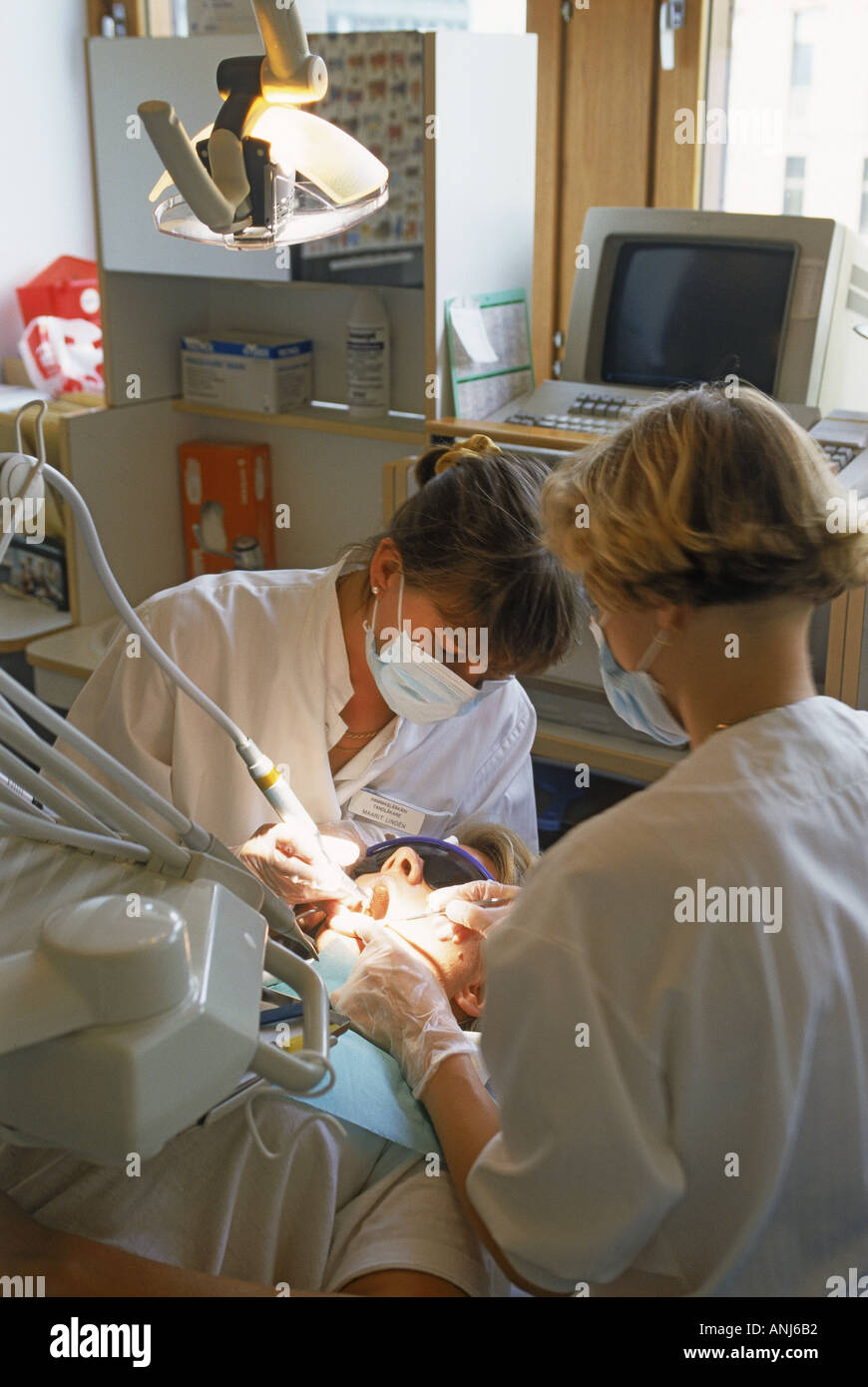 Femmina di dentista e assistente con paziente Foto Stock