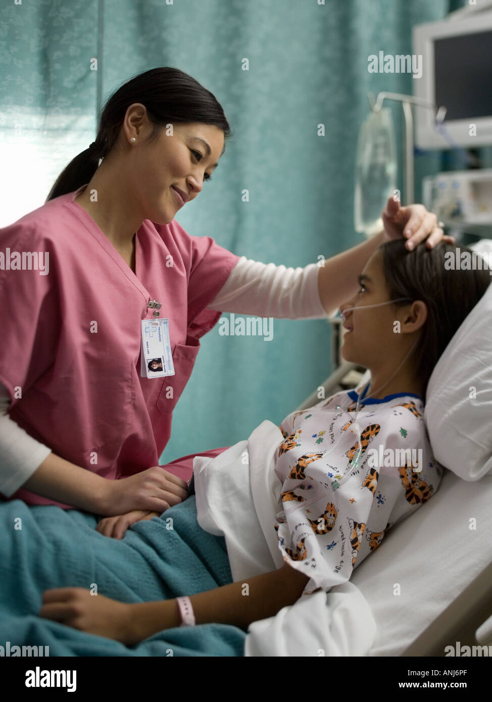 Medico donna parlando di un paziente Foto Stock