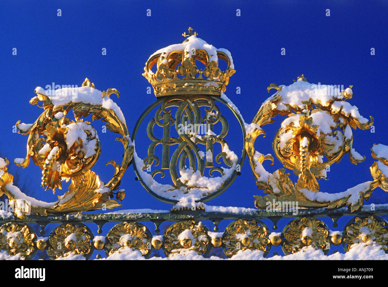 Raffigurazione della corona regale sul Castello di Drottningholm cancello vicino a Stoccolma Foto Stock