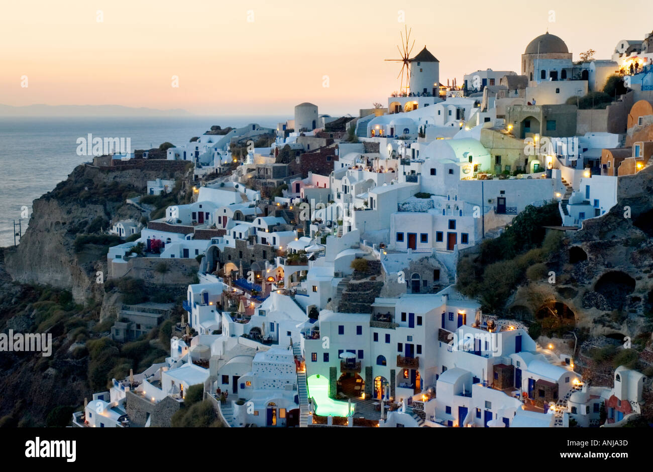 Ia oia thira fira santorini isole greche cicladi grecia Europa mediterranea turisti ejoying tramonto sul mare Foto Stock