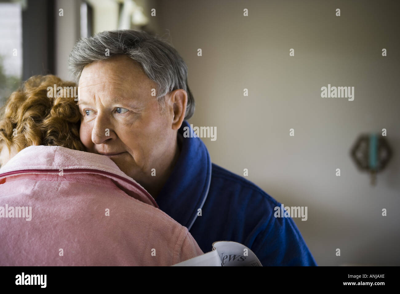 In prossimità di una coppia senior abbracciando Foto Stock