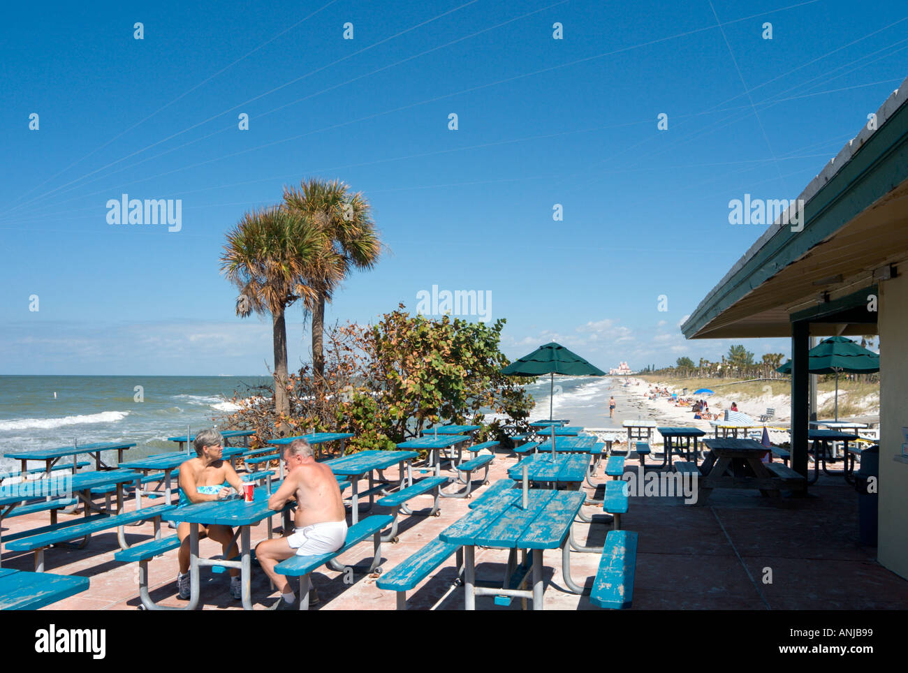 Spiaggia e beachfront cafe a passare una griglia, St Pete Beach, costa del Golfo della Florida, Stati Uniti d'America Foto Stock