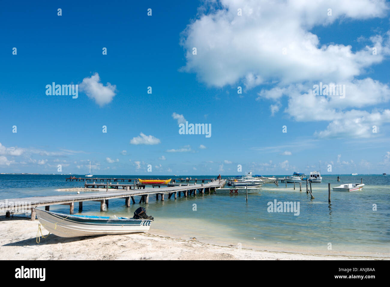 Spiaggia a nord di Cancun c chilometro 4 marcatori (KM4), Cancun, la penisola dello Yucatan, Messico Foto Stock
