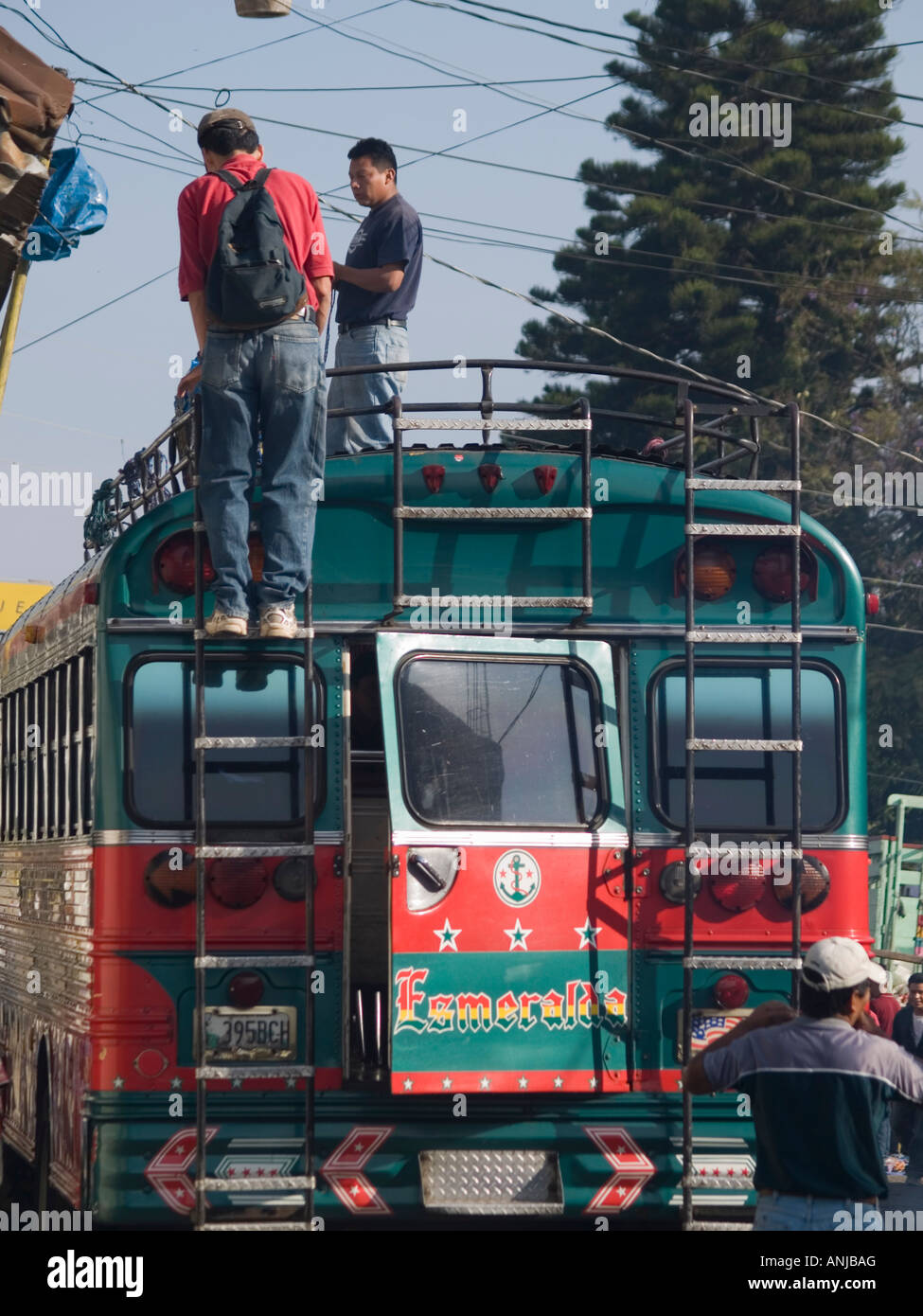 Ex scuola americana di autobus in uso come il trasporto locale Foto Stock