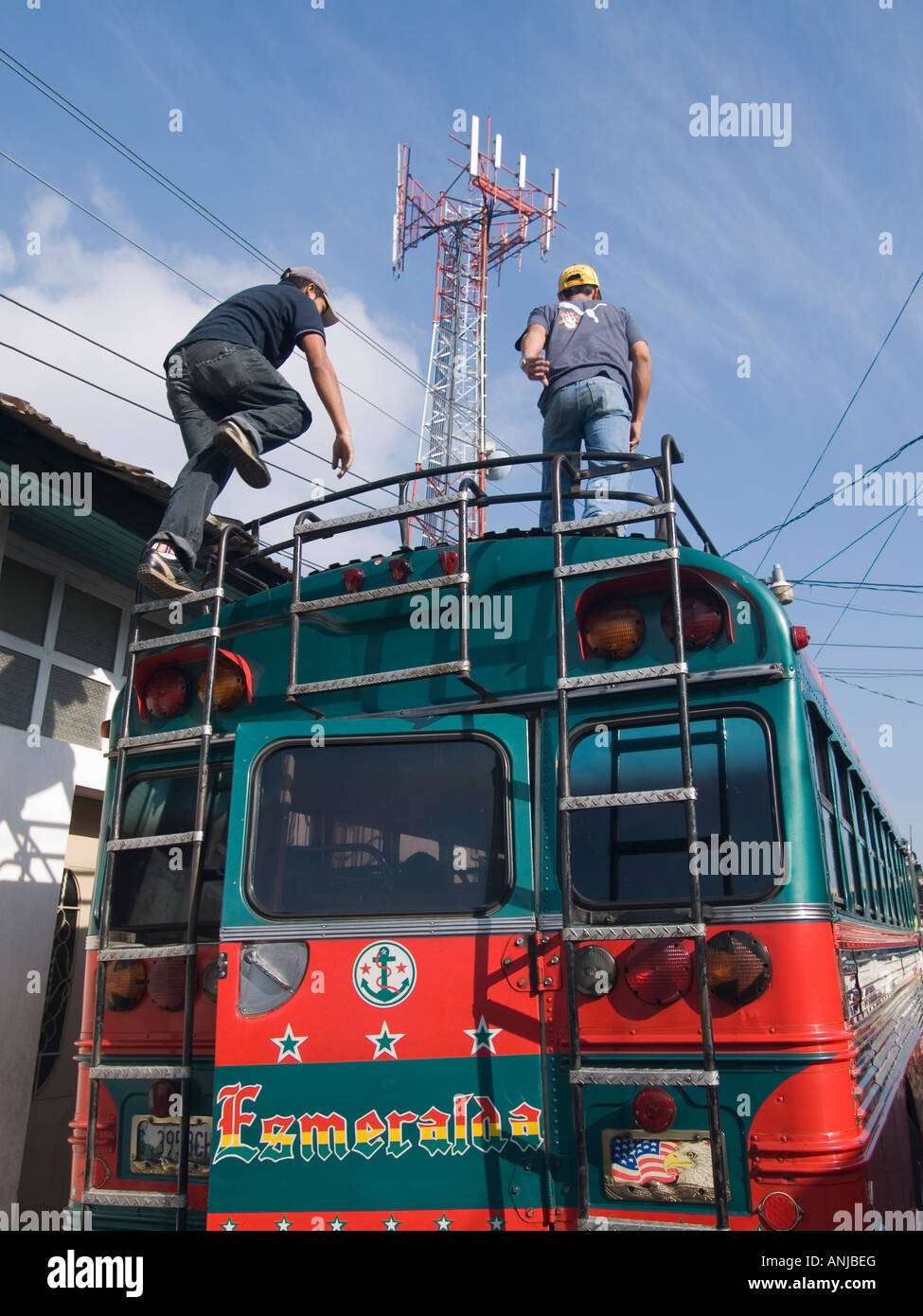 Ex scuola americana di autobus in uso come il trasporto locale Foto Stock