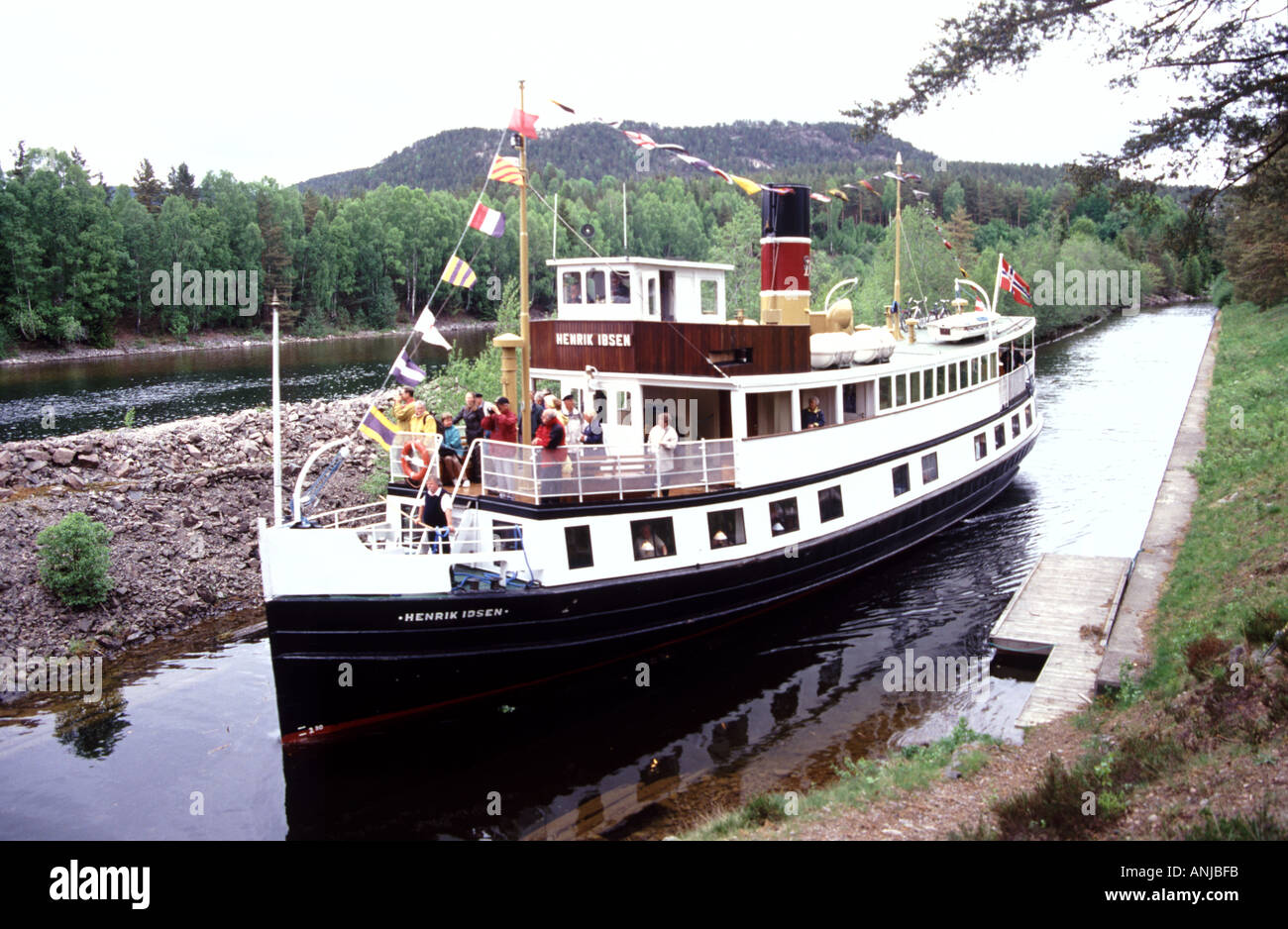 Barca a motore Henrik Ibsen procede attraverso il canale Telemark in Norvegia Foto Stock