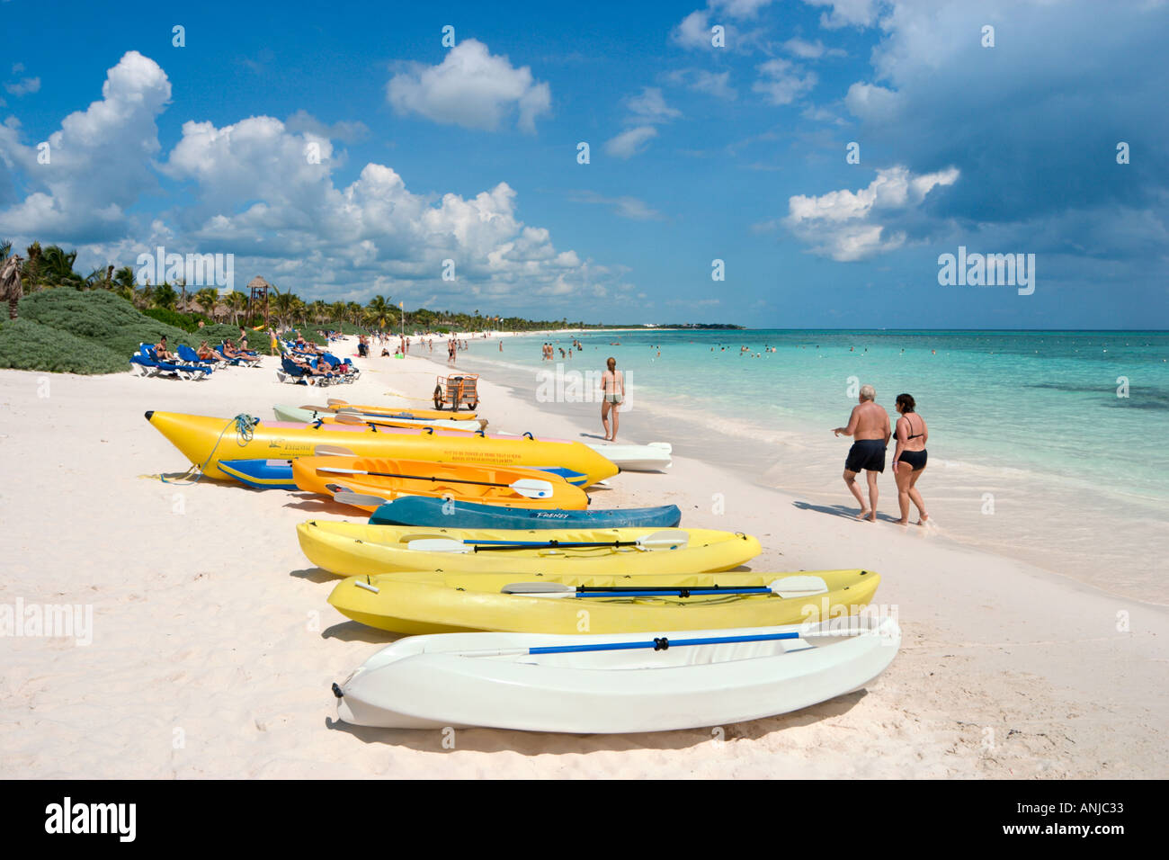 Spiaggia al di fuori del hotel Grand Palladium Colonial vicino a Puerto Aventuras, Riviera Maya, la penisola dello Yucatan, Messico Foto Stock