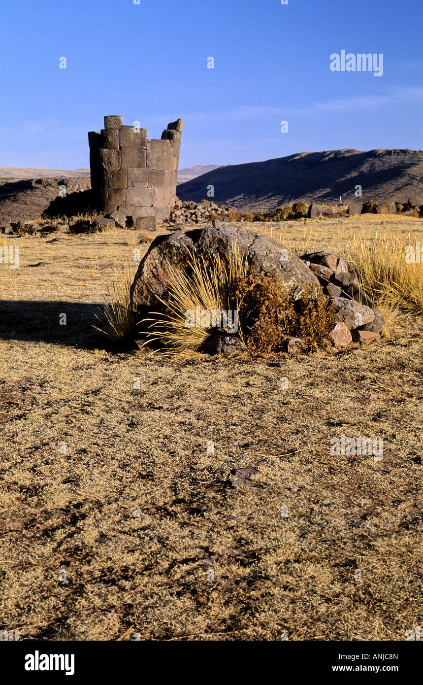 Inca torri funerario chullpas di colla persone sul Lago Umayo vicino a Puno, il lago Titicaca in Perù Foto Stock