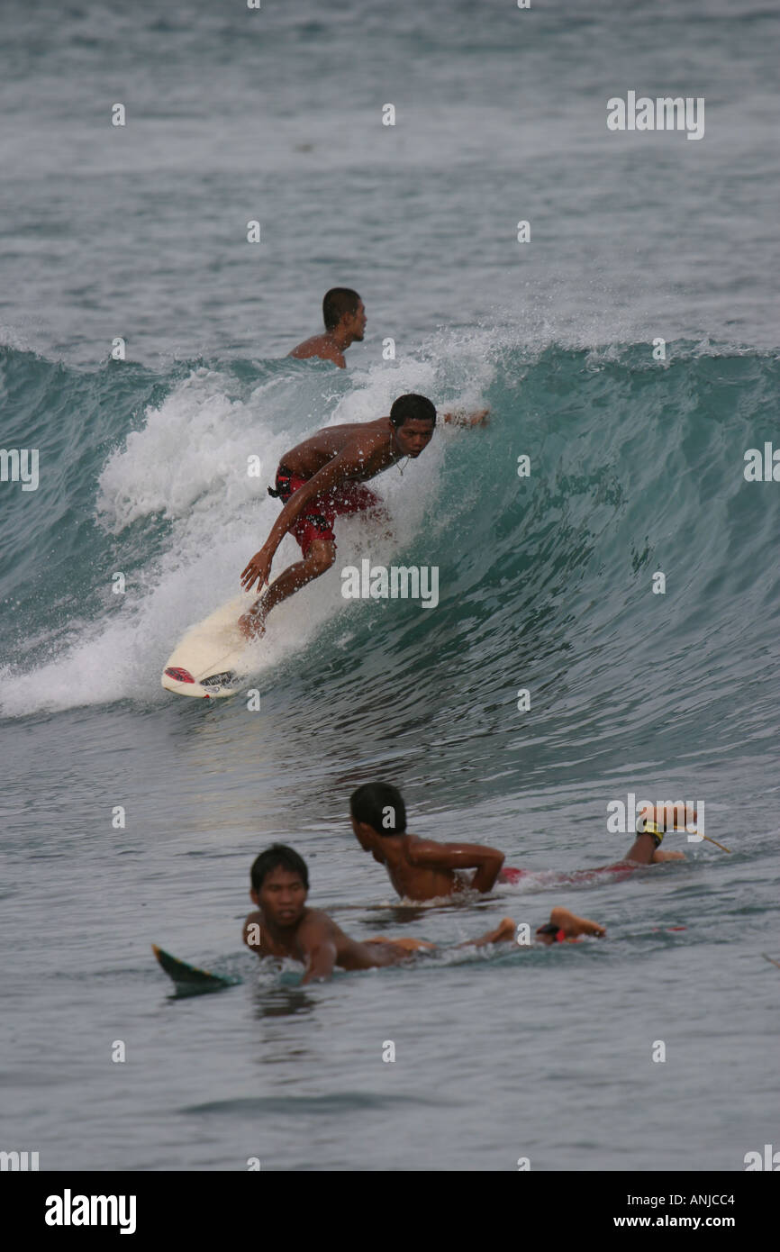 Bambini indonesiano stanno iniziando a prendere sul serio il surf come vi è grande il denaro di per sé piccoli ragazzi sulle onde del divertimento Foto Stock