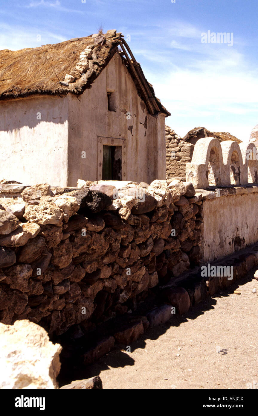 La facciata in pietra della chiesa nel pueblito cittadina di Tahua vicino alla periferia delle saline del Salar de Uyuni Bolivia Foto Stock