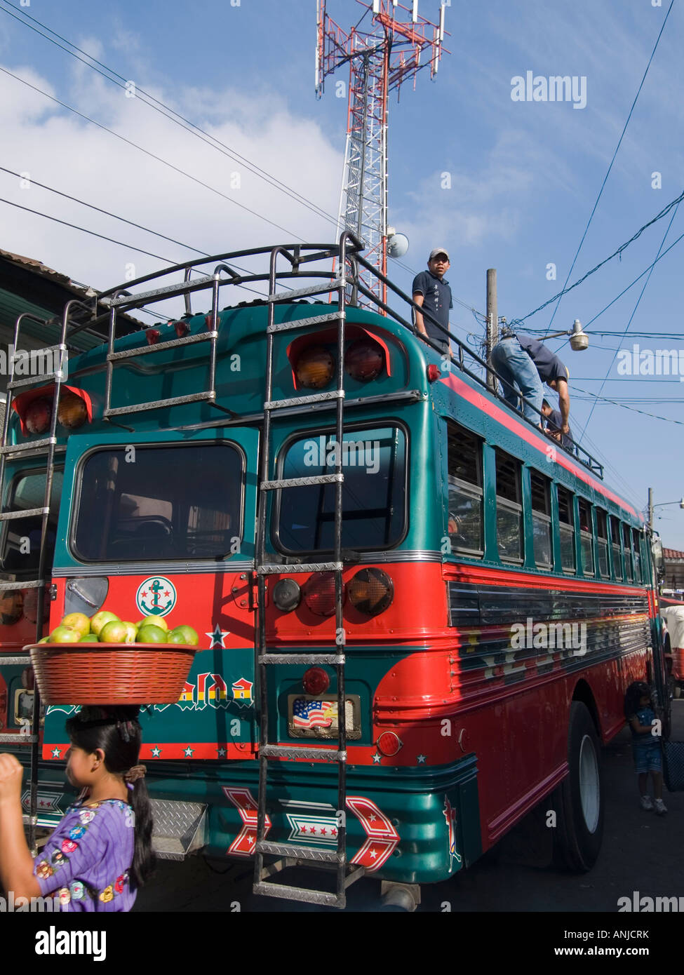 Ex scuola americana di autobus in uso come il trasporto locale Foto Stock