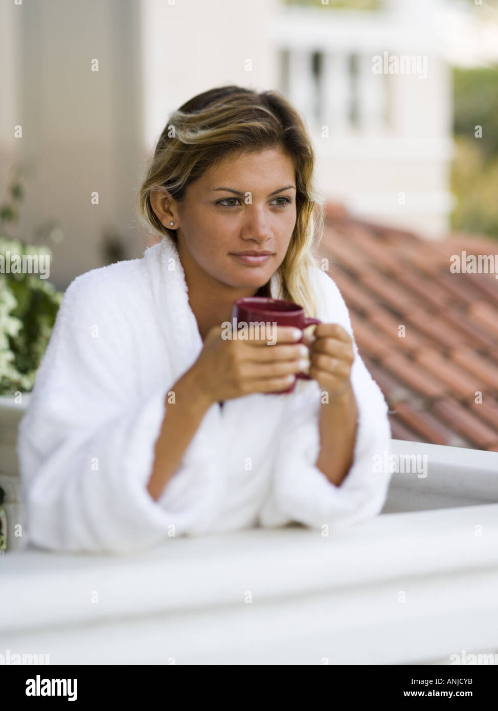 In prossimità di una giovane donna che mantiene una tazza Foto Stock