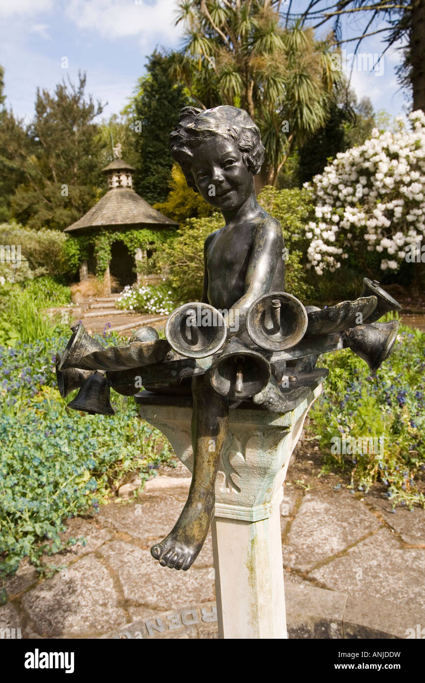 Regno Unito Irlanda del Nord la contea di Down Mount Stewart House Mairi giardino scultura di Lady Londonderry come bambino Foto Stock