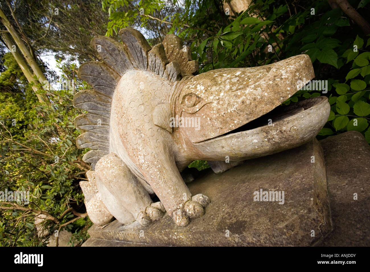 Regno Unito Irlanda del Nord la contea di Down Mount Stewart House e Giardini Dodo Terrazza dinosauro di pietra Foto Stock