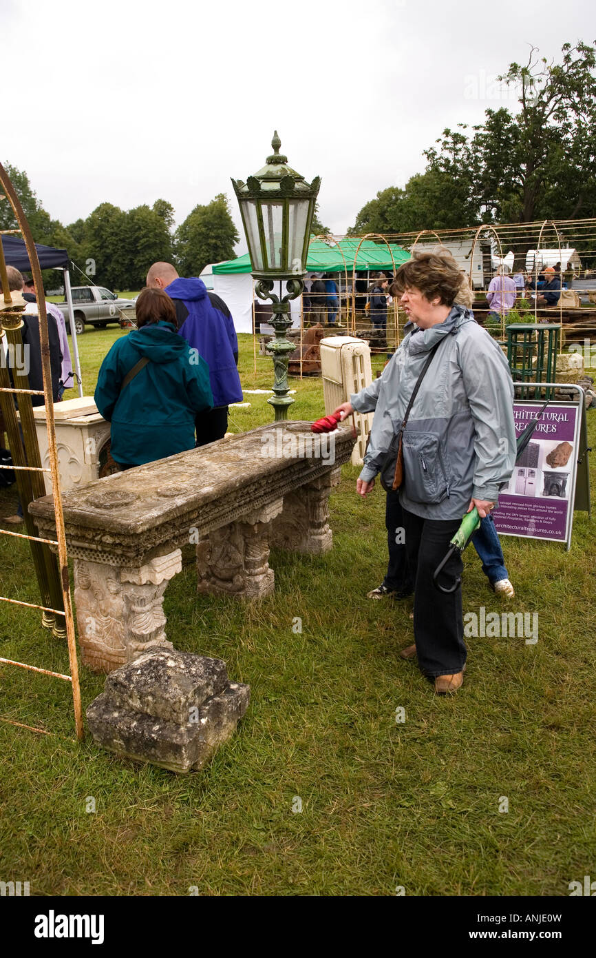 Hertfordshire Knebworth House Salvo bonifica architettonico equo per i visitatori in cerca di old stone ballustrade Foto Stock