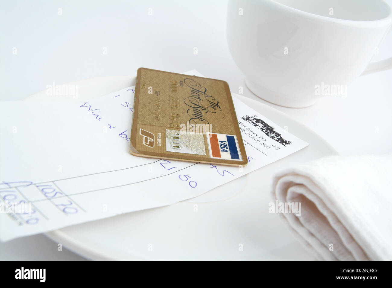 Pagare il conto in un ristorante con una carta gold credit Foto Stock