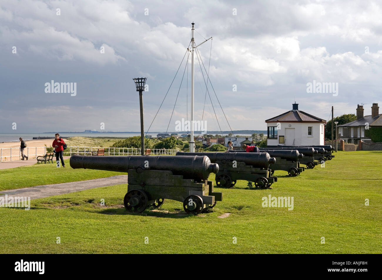 Regno Unito Suffolk Southwold Gun Hill Elizabethan cannon sopra la spiaggia Foto Stock