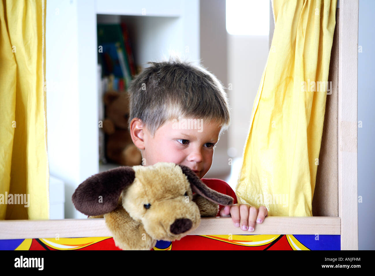 Bambino che gioca teatro dei pupi Foto Stock