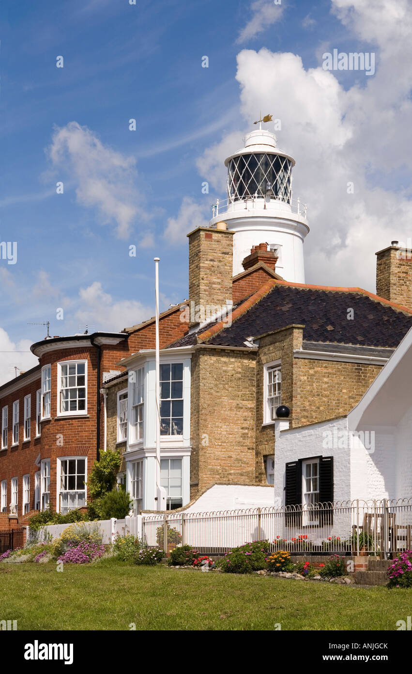 Regno Unito Suffolk Southwold St James Green lighthouse sollevandosi al di sopra di case circostanti Foto Stock