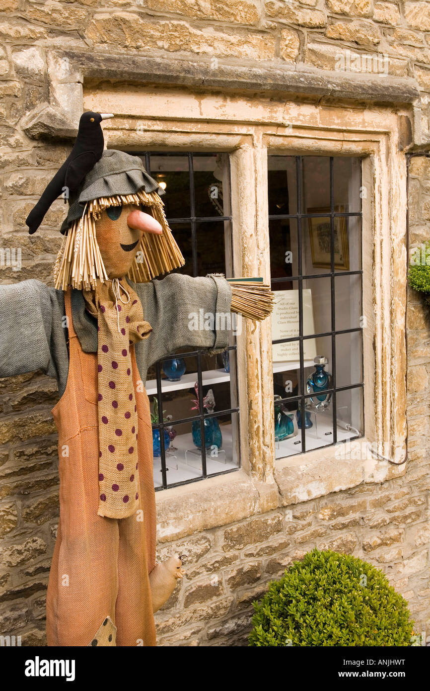 Regno Unito Wiltshire Castle Combe High Street spaventapasseri al di fuori del negozio di artigianato del villaggio Foto Stock